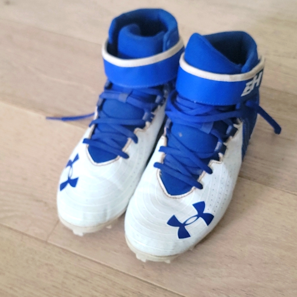 Under Armour Blue and White Baseball ⚾️ shoes.  Size 6.5 US